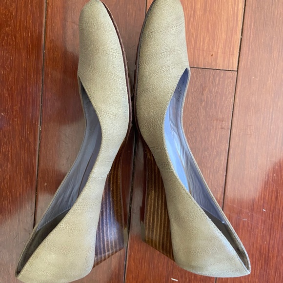 Cole Haan beige leather wedge heels 6.5 - Picture 4 of 4